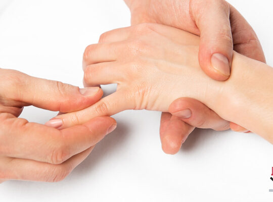 อาการปวดข้อนิ้วมือ  ร้ายแรงแค่ไหน คืออะไร